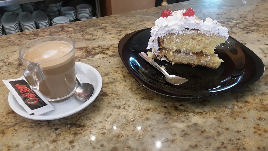 Panaderia Cafeteria Heladeria M & D — Comida y bebida