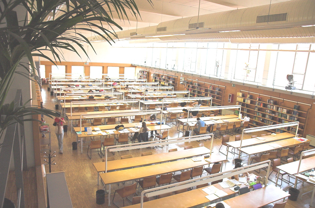 Biblioteca de Farmacia _ Universidad de Alcala (UAH) — Del propietario