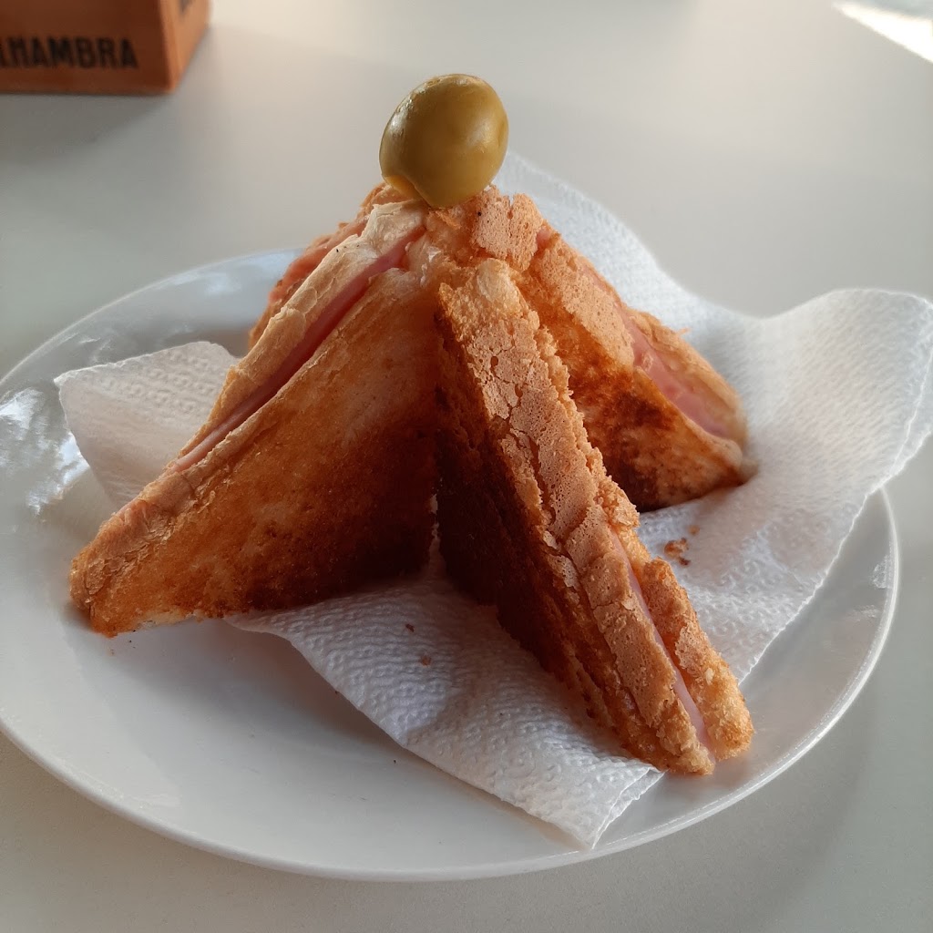 Bar Cerveceria Hades — Comida y bebida
