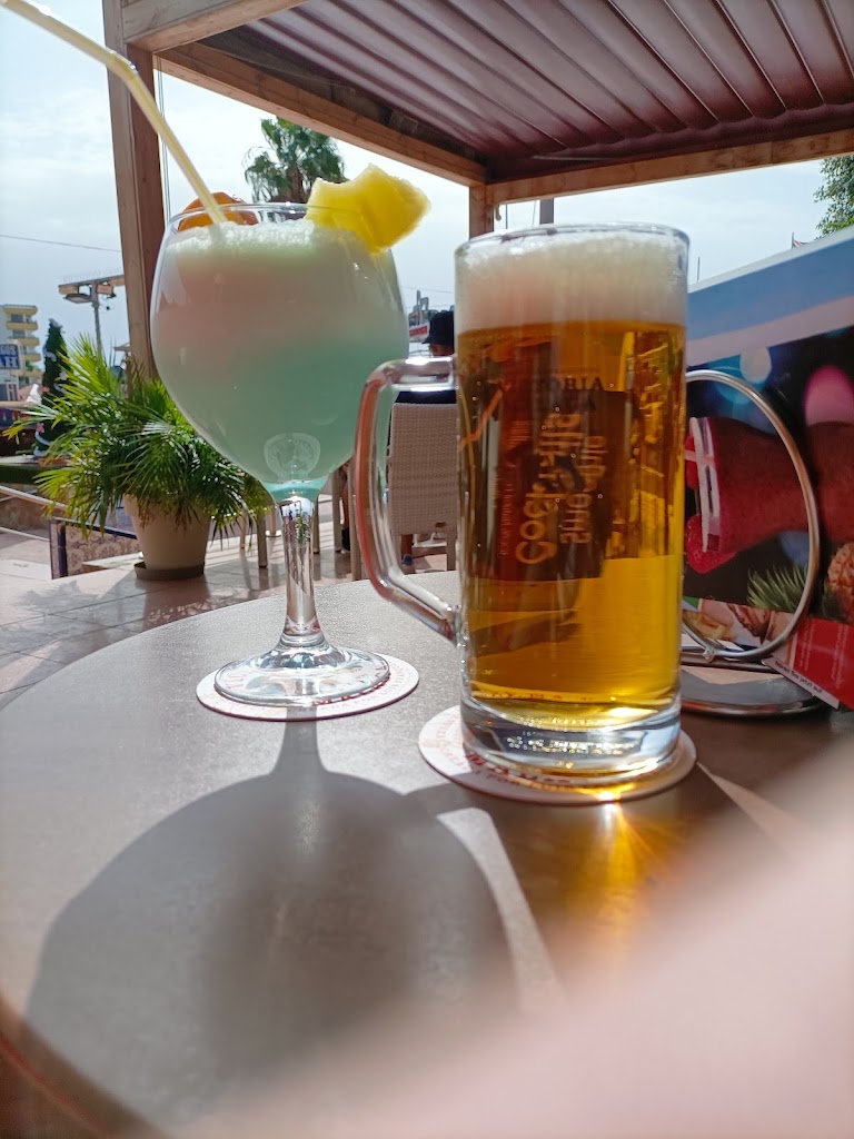 La Alemana - Bar & Cafe — Comida y bebida