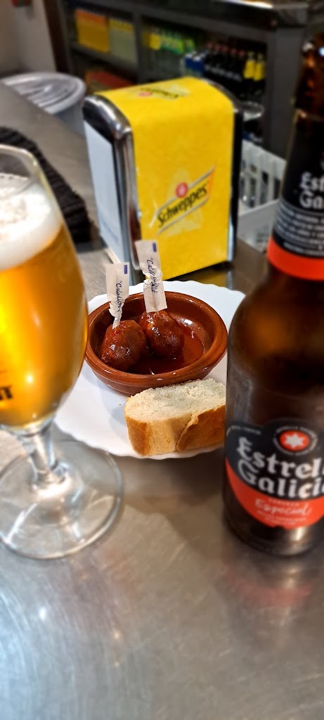 D' Paso Cafe Bar — Comida y bebida