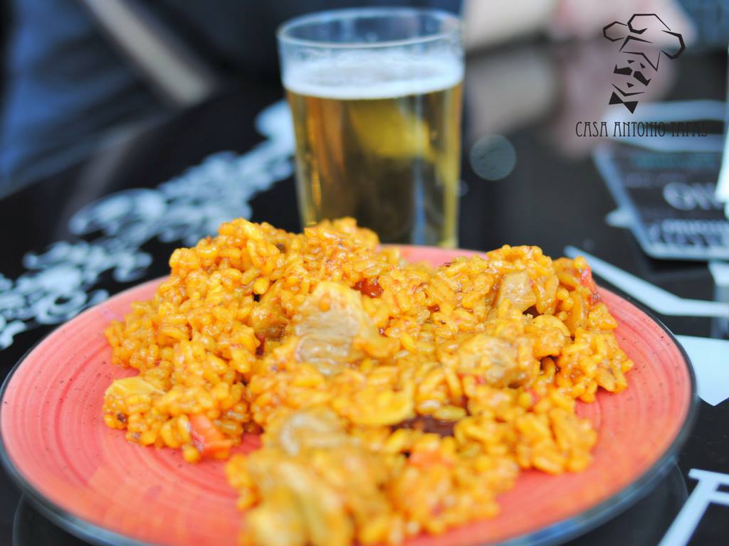 Casa Antonio Tapas — Comida y bebida