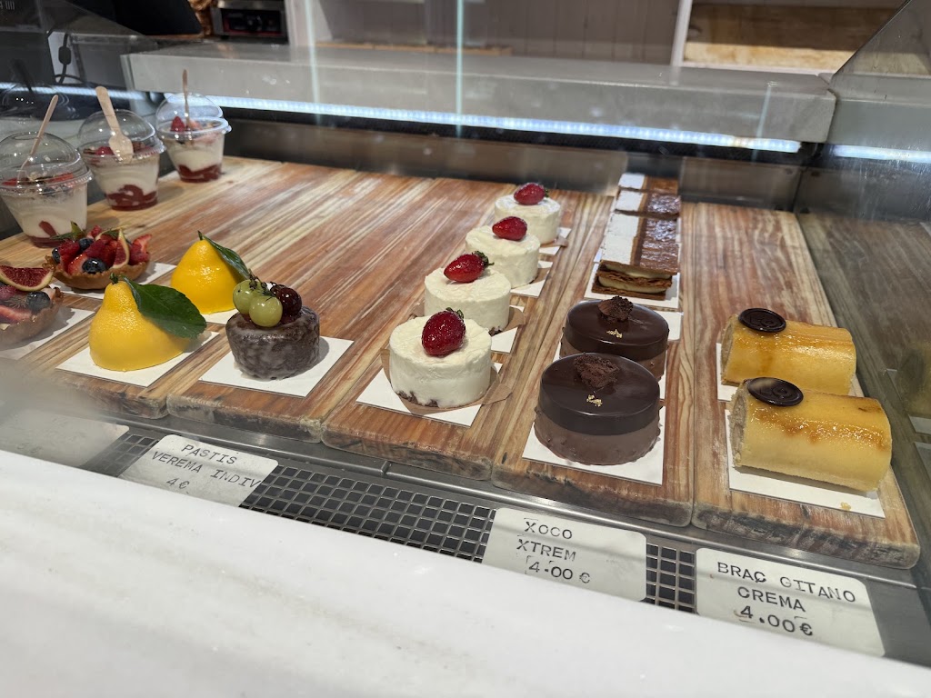 Pasteleria L'Obrador — Comida y bebida
