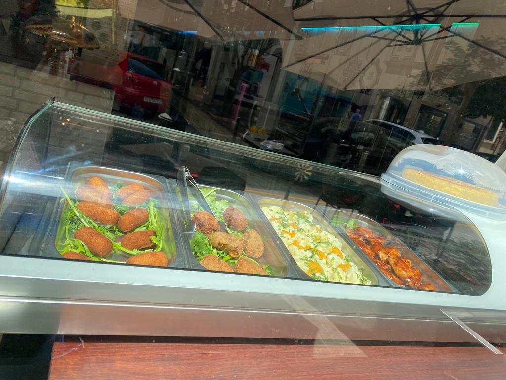 Clandestina Cafeteria-Lounge — Ambiente