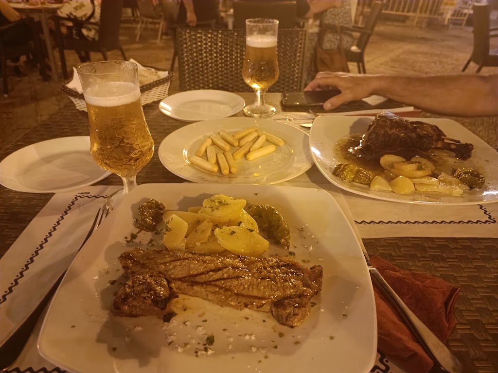 LA TERTULIA BAR "COMIDA CASERA" — Comida y bebida