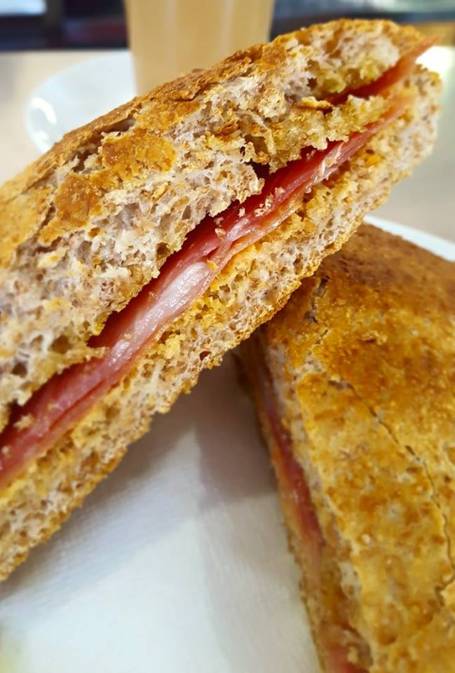Malaspulgas Cafe Tapas — Comida y bebida