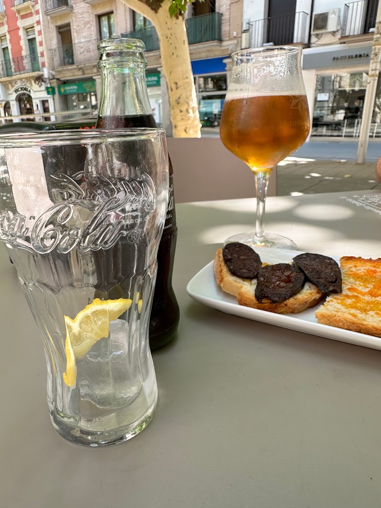 La Sastreria Bar Cerveceria — Comida y bebida