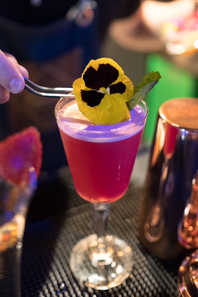 The Corner Cocktail Bar — Comida y bebida