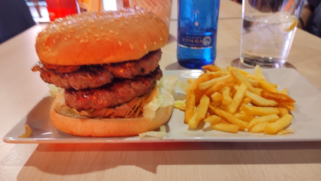 Rolling Rock American Bar — Comida y bebida