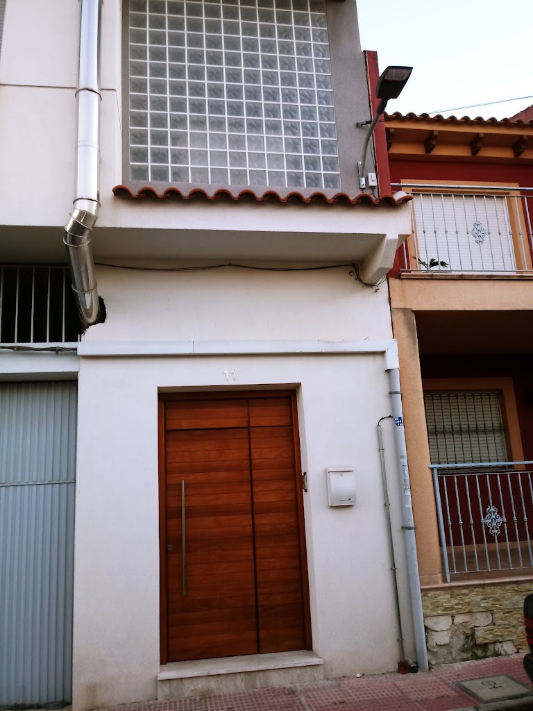 Motos Pekas — Exterior