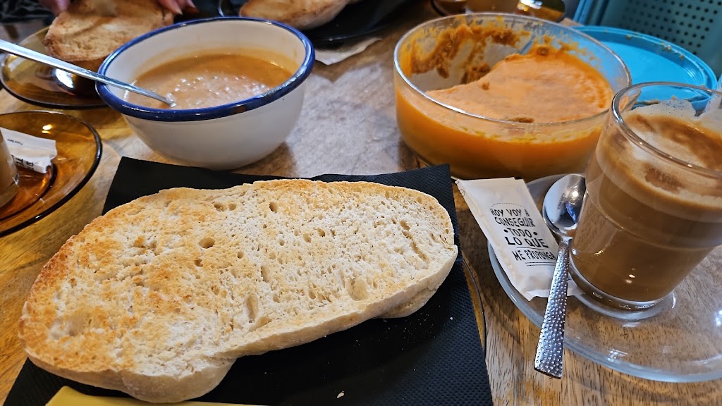 Cafeteria La Tremendita — Comida y bebida