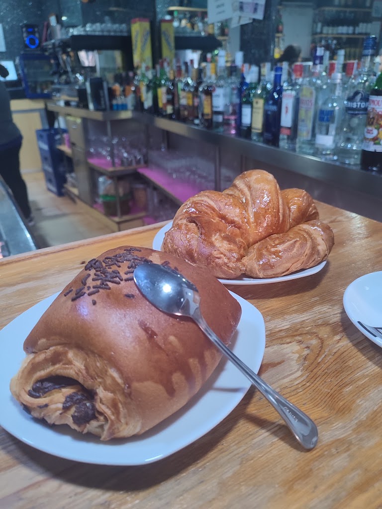 Bar cafeteria El cielo — Comida y bebida