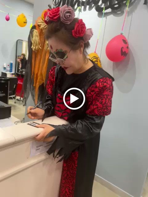 Momoda | Peluqueria & Manicura — Videos