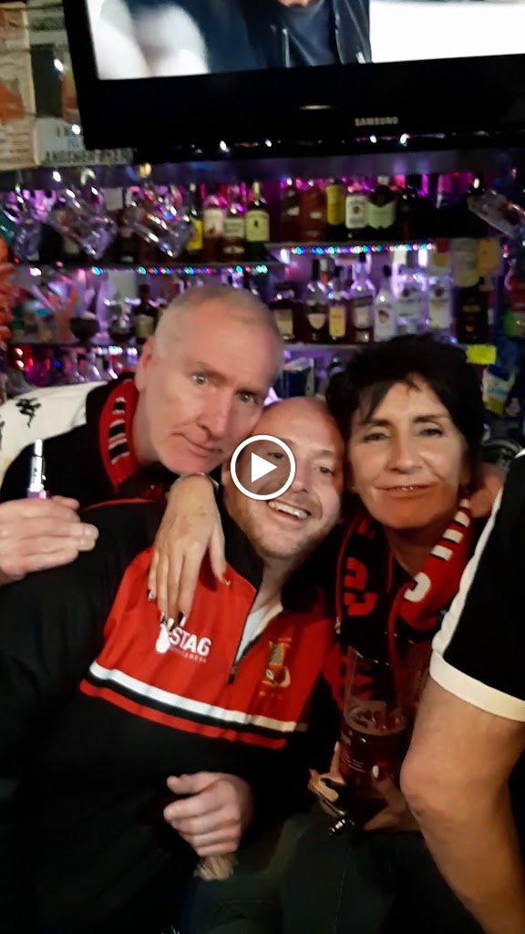 El Pub — Videos