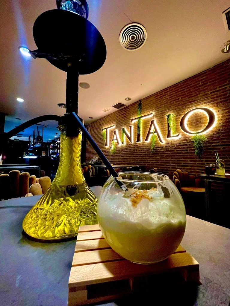 Cocteleria TANTALO — Comida y bebida