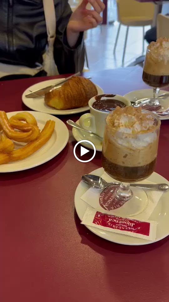 Heladeria Chocolateria Jijonenca — Videos