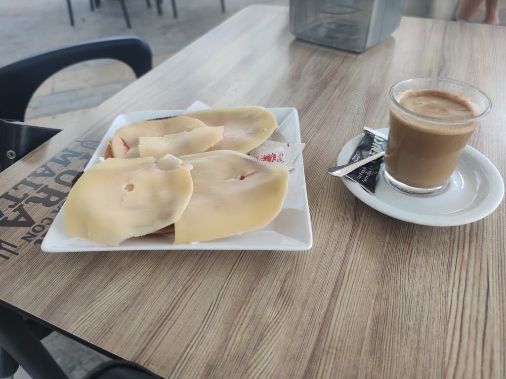 Comida y bebida