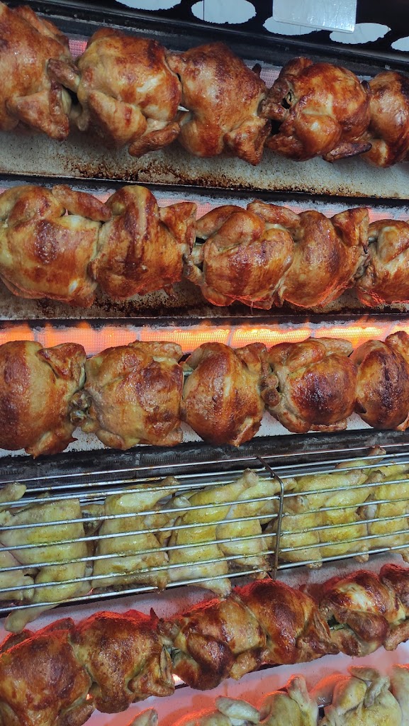 Asador de Pollos El Barranco 1 — Comida y bebida