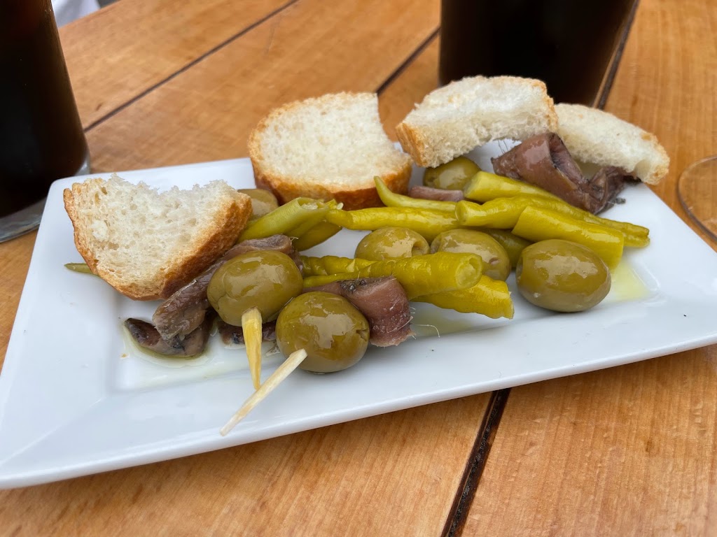 Bodeguilla Caza — Comida y bebida