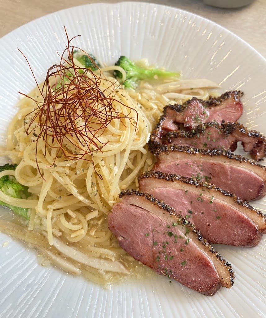 來福咖啡 Life Cafe/高架橋下網球場對面的停車場內中間白色貨櫃屋 的照片