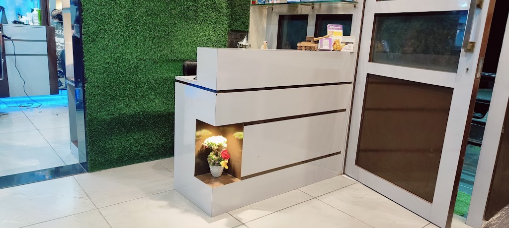 Creative Unisex Saloon