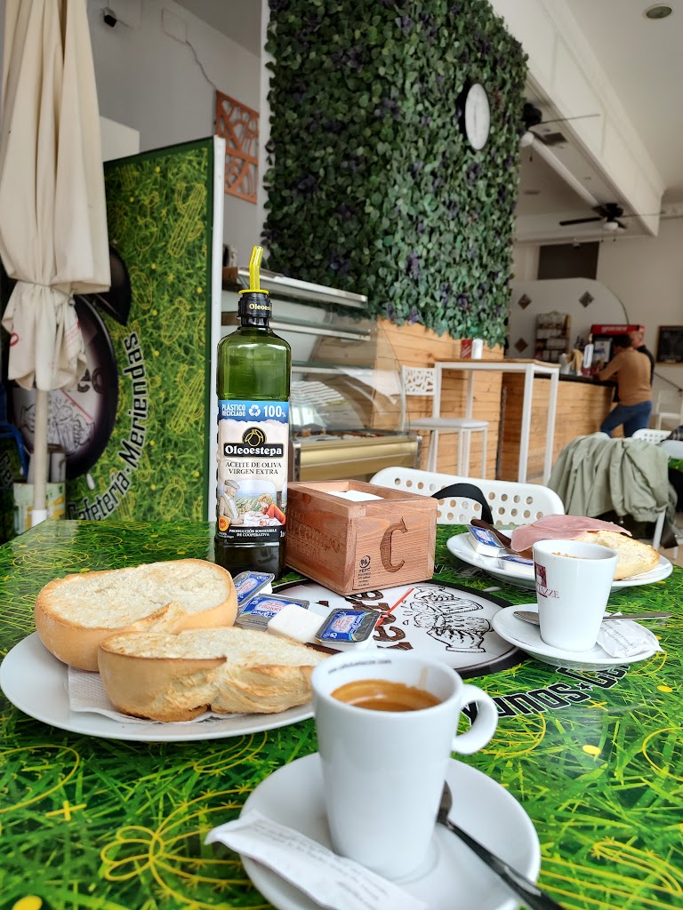 Cafeteria El Recreo — Comida y bebida