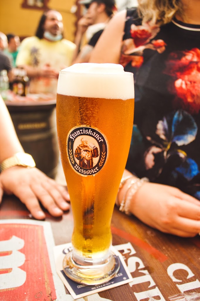Seattle Garden Rock Beer Bar / Terraza / Cerveceria Musica — Comida y bebida