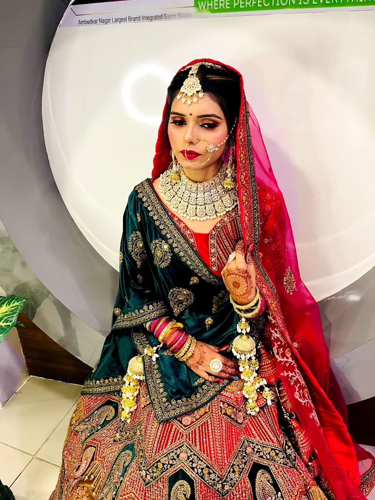 Colour Cuts Unisex Salon