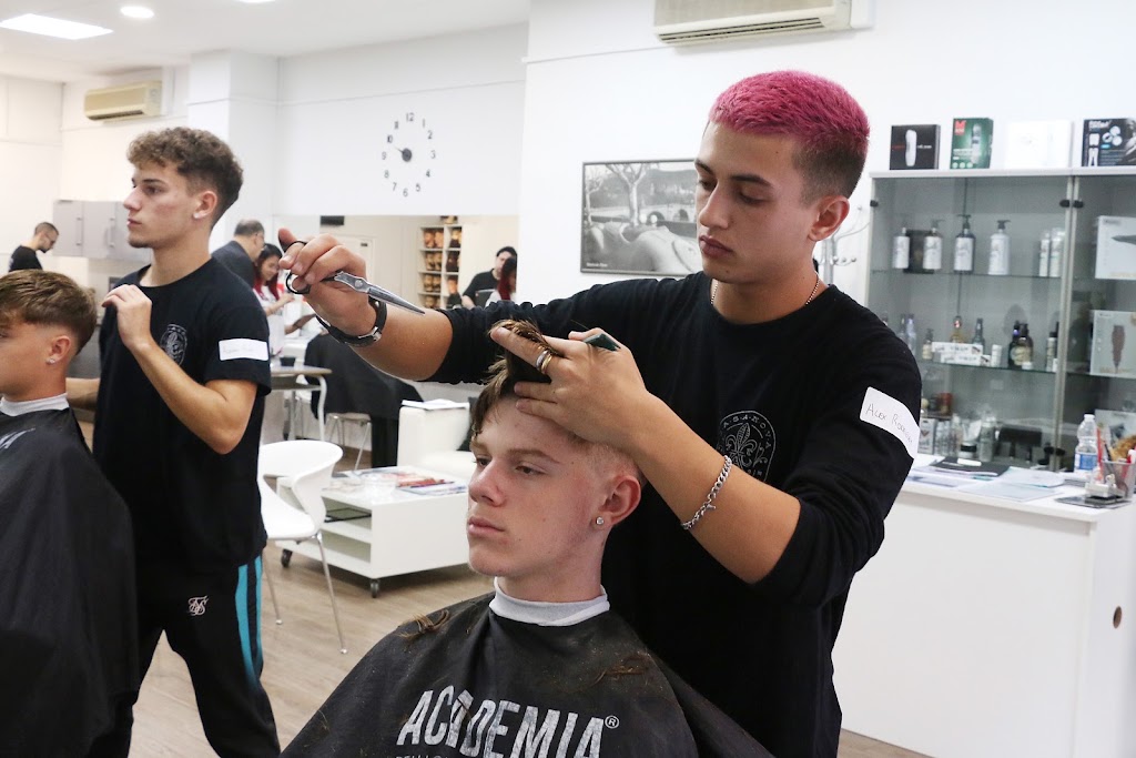 CASANOVA BARBER SCHOOL. Academia de Barberia y Peluqueria Masculina. — Del propietario