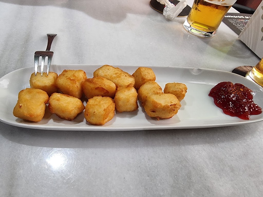 Cerveceria LA GARNACHA. — Comida y bebida