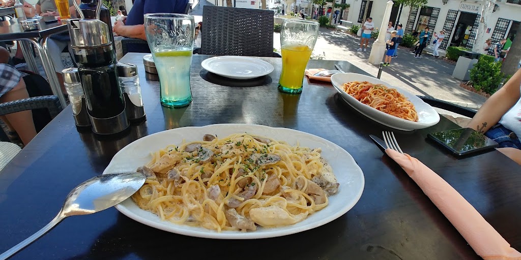 Restaurante la Paereta — Comida y bebida