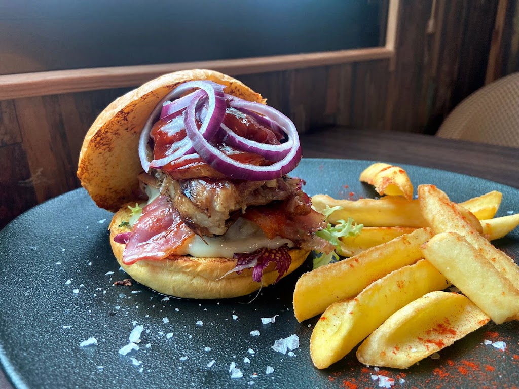 Aloha Food & Lounge — Comida y bebida