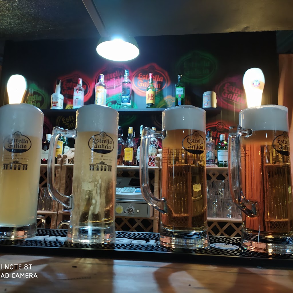 Cerveceria la Antigua — Comida y bebida