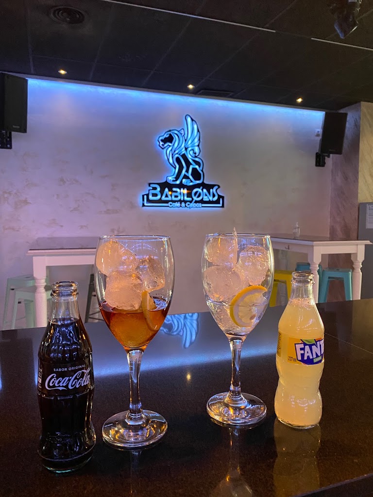 Babilons Cafe & Copas — Comida y bebida