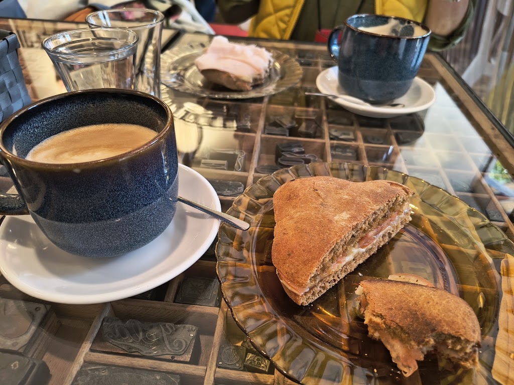 Cafeteria La Imprenta — Comida y bebida