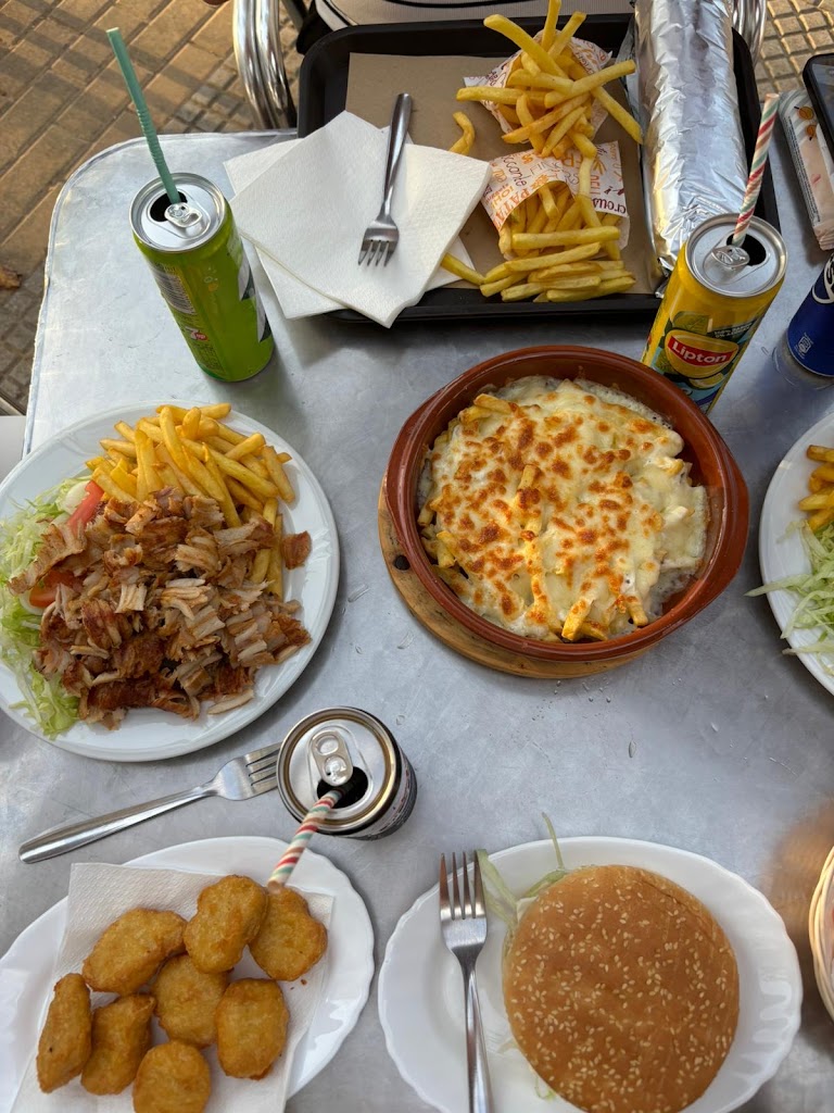 Turkia Kebab — Comida y bebida