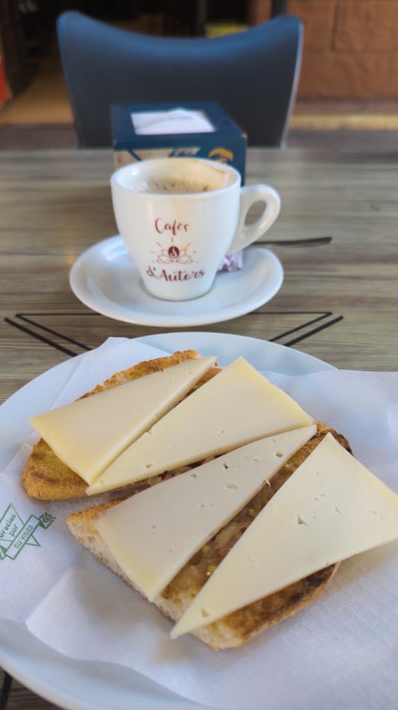 Cafeteria Taperia Fama — Cafe