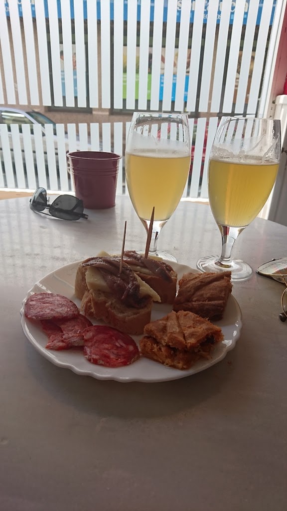 CAFE BAR Galicia. — Comida y bebida