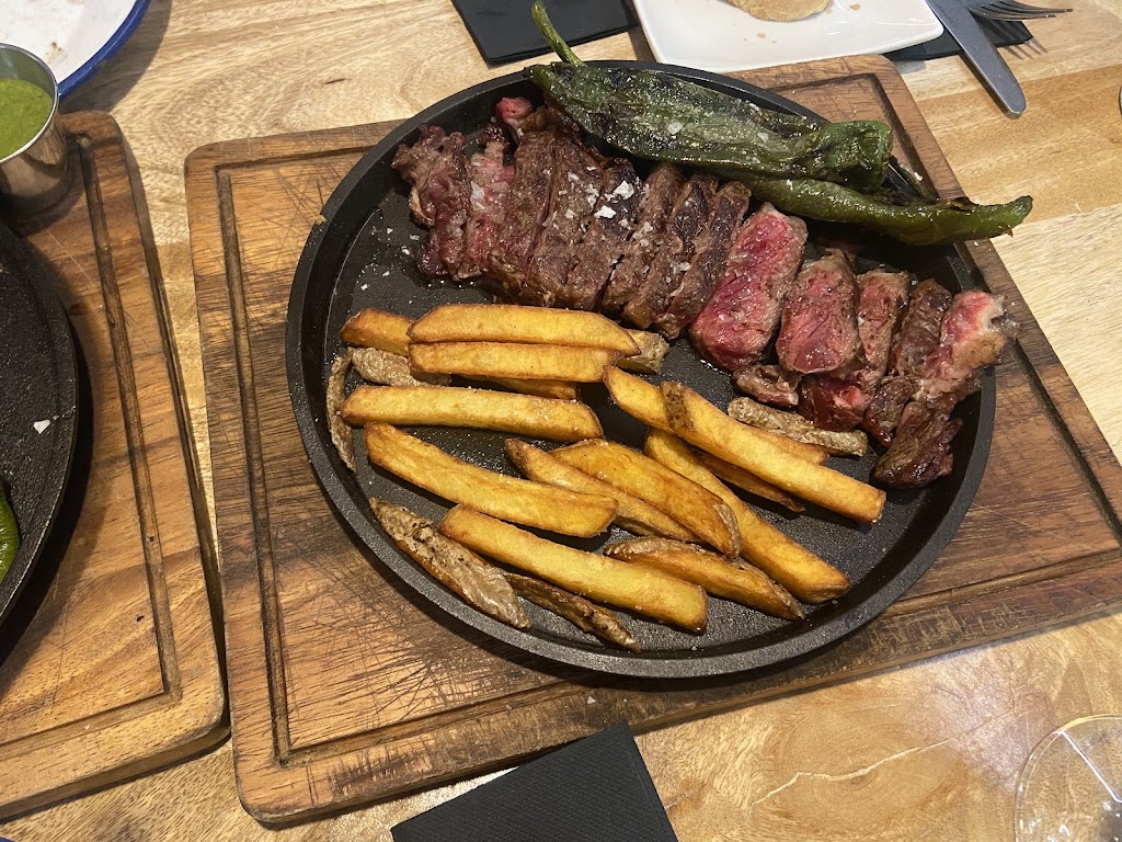 Los Parrilleros — Comida y bebida