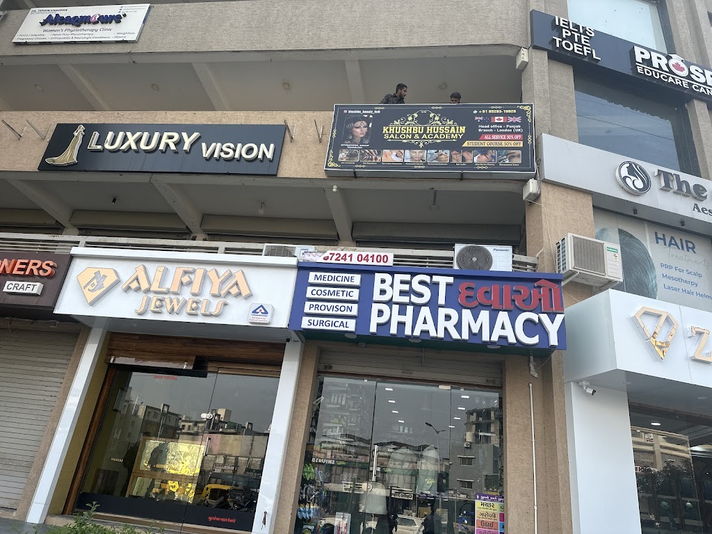 Khushbu Hussain Salon Acadamy