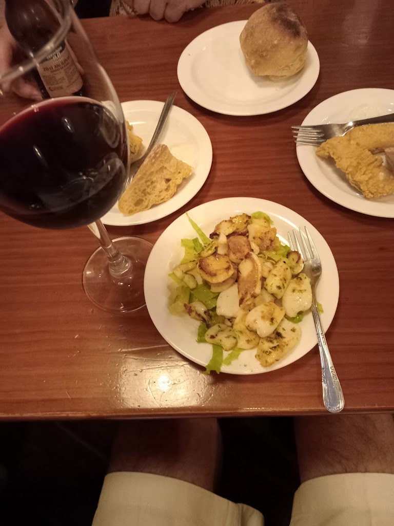 Bodega Del Tapeo — Comida y bebida