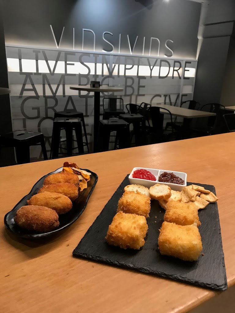 VINS I VINS Igualada — Comida y bebida