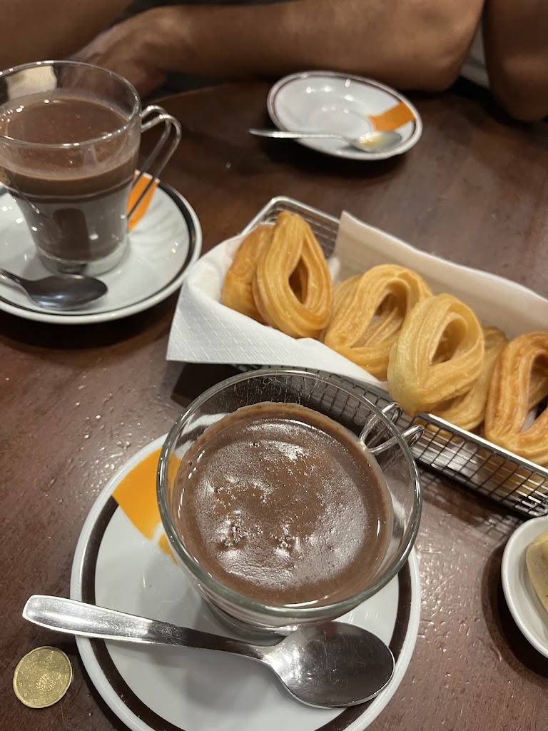 Coliseo Cafe — Comida y bebida