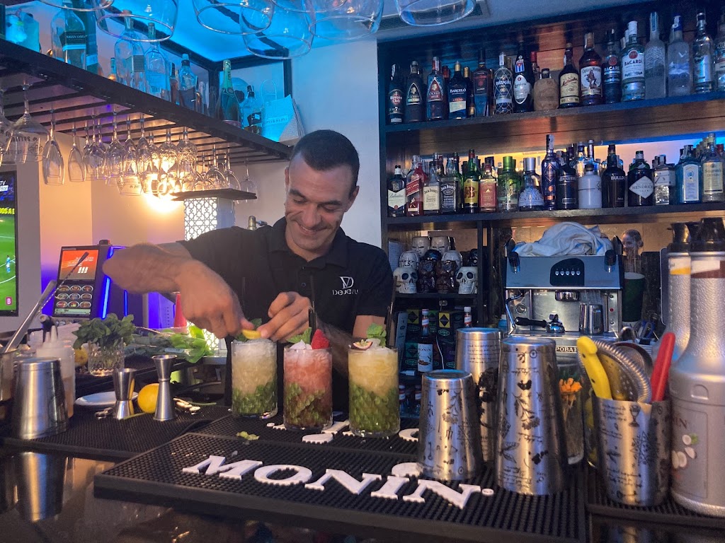 Dejavu Cocktail Bar — Ambiente