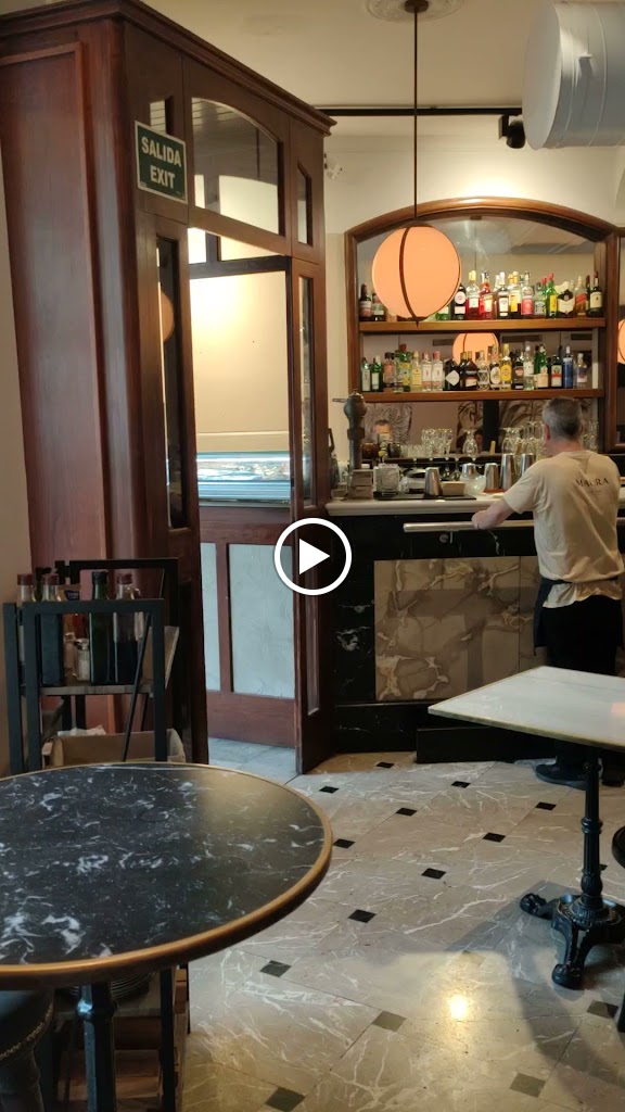 Maura - Cafe & Bar — Ambiente