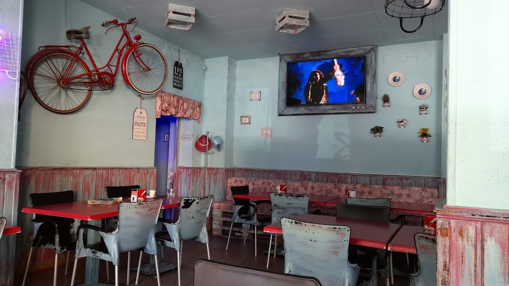 Montaditos Tortosa — Ambiente