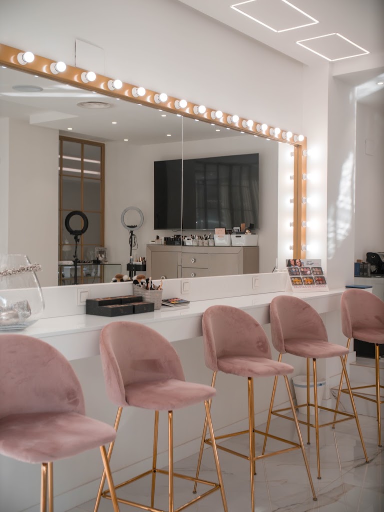 Ana Perez | Make Up and Beauty — Interior
