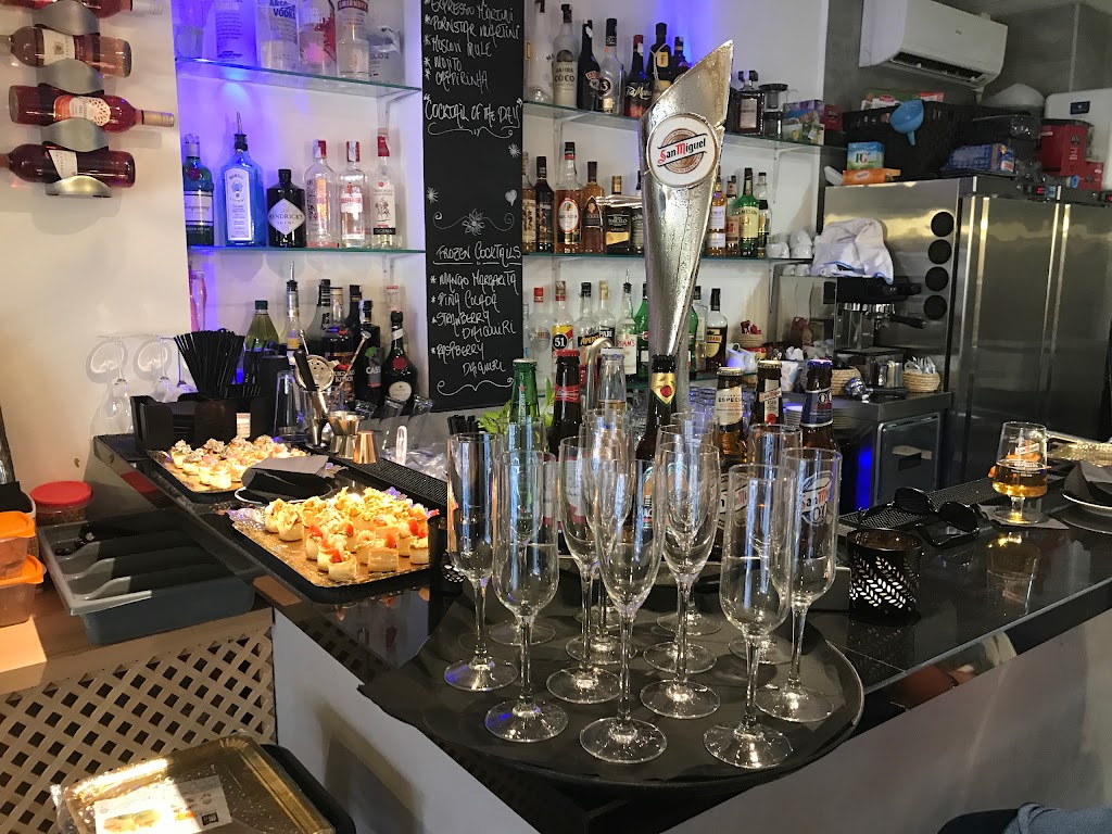 Ela's Tapas & Salads — Ambiente