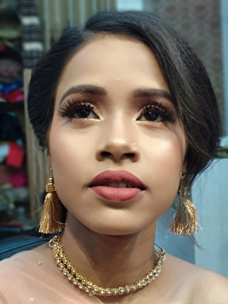 Queen Boutique And Beauty Parlor Makeup Studio