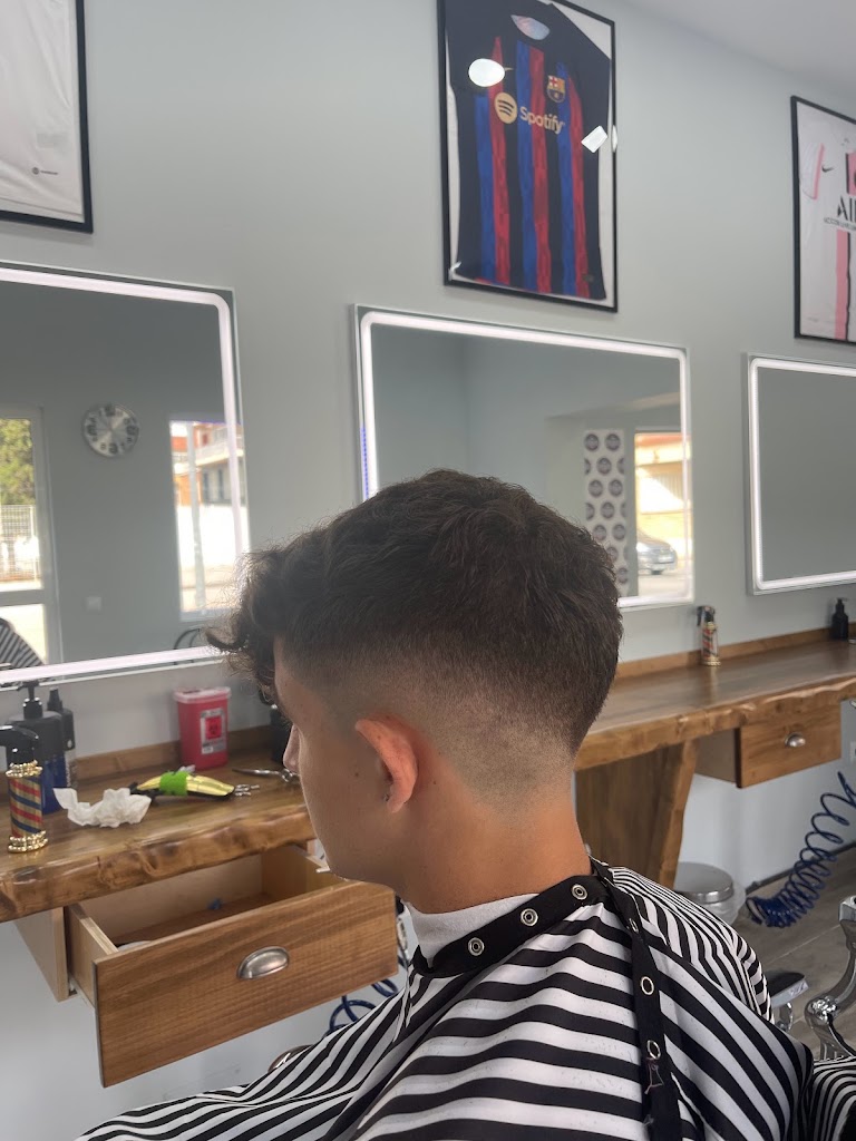 Blades Color Barbershop Amposta — Del propietario